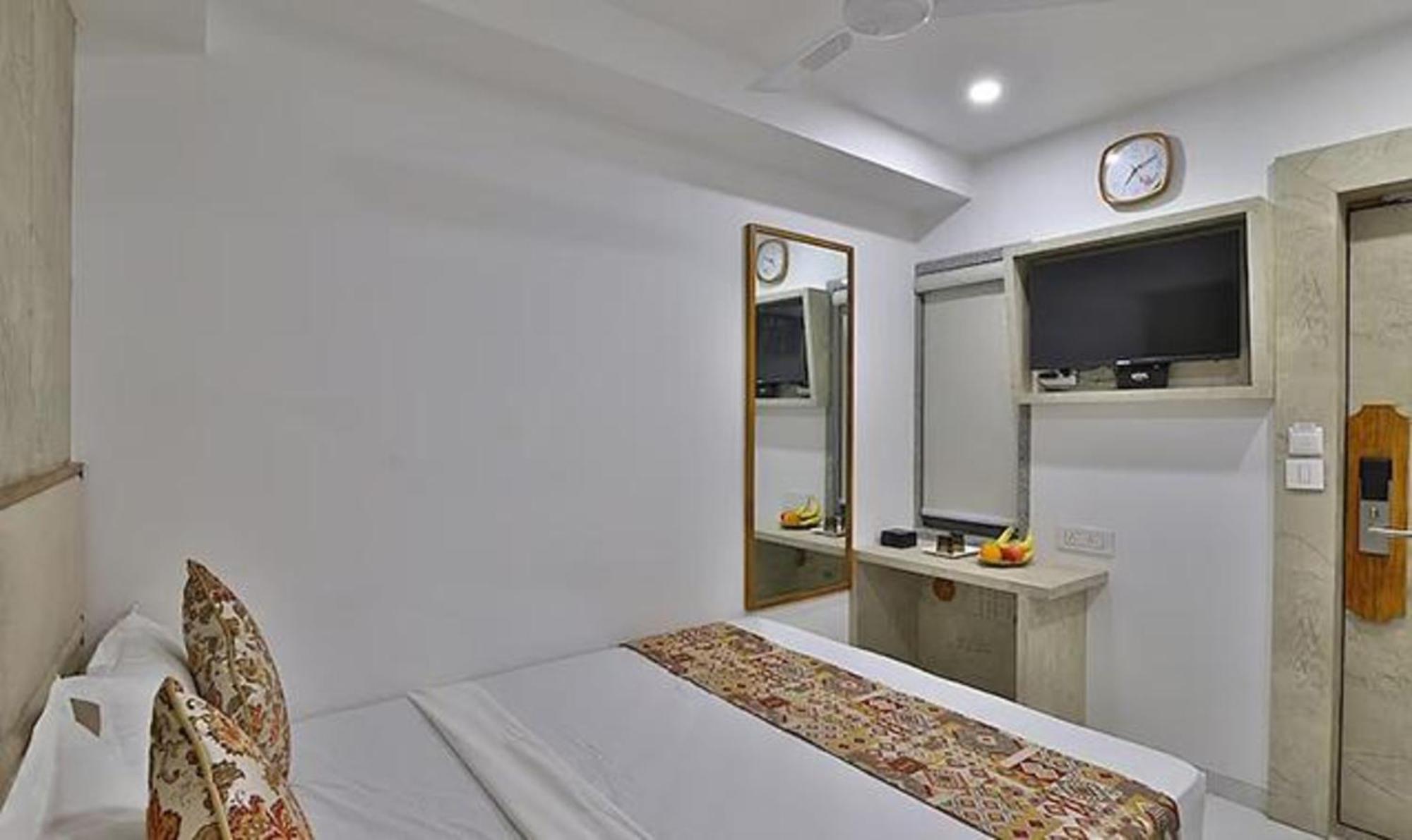 Fabhotel Prime Legend Surat Exterior photo